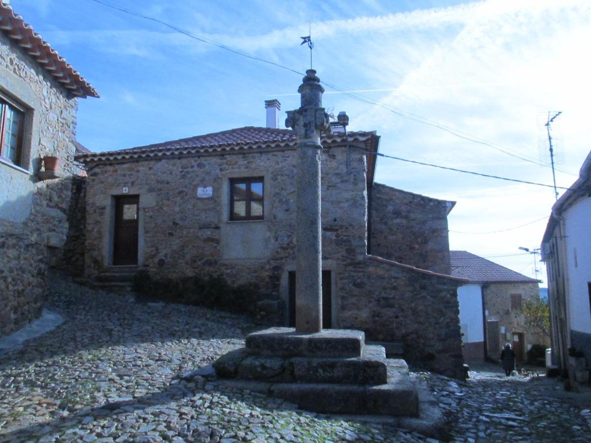 Casinha Garcia Villa Penha Garcia Bagian luar foto